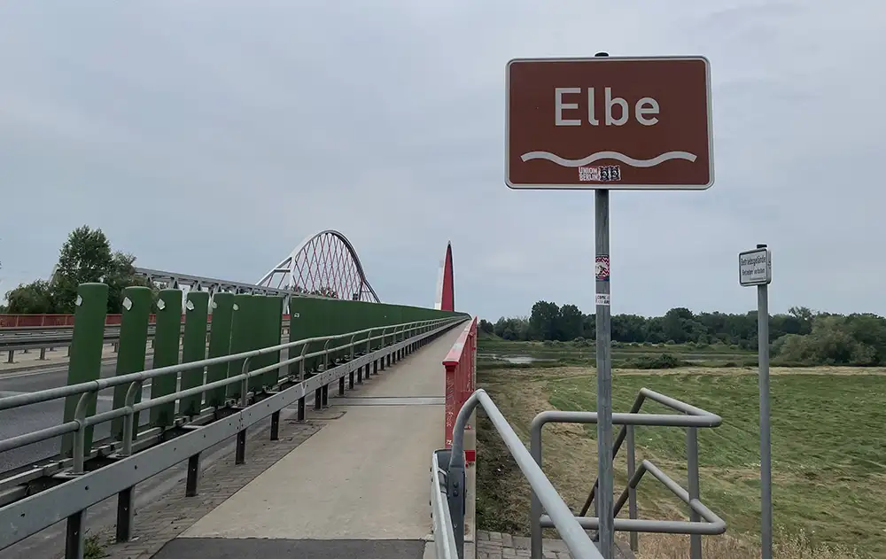Schild „Elbe“ am Beginn einer großen Brücke
