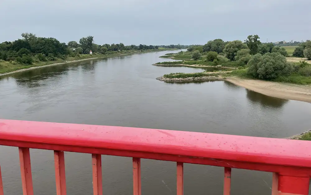 Blick über das rote Brückengeländer auf die Elbe