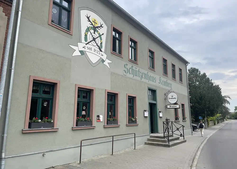 Schützenhaus Kemberg mit renovierter Fassade mit großem Schützen-Wappen