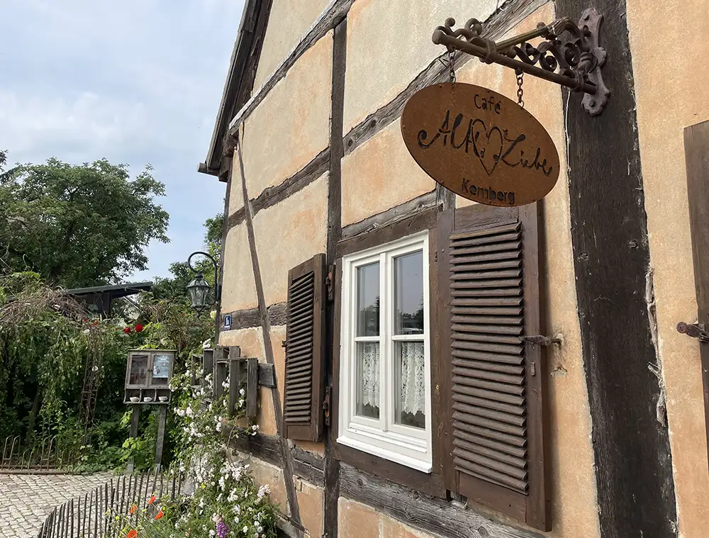 Altes Fachwerkhaus an dem ein altes Schild hängt „Café Alte Liebe“