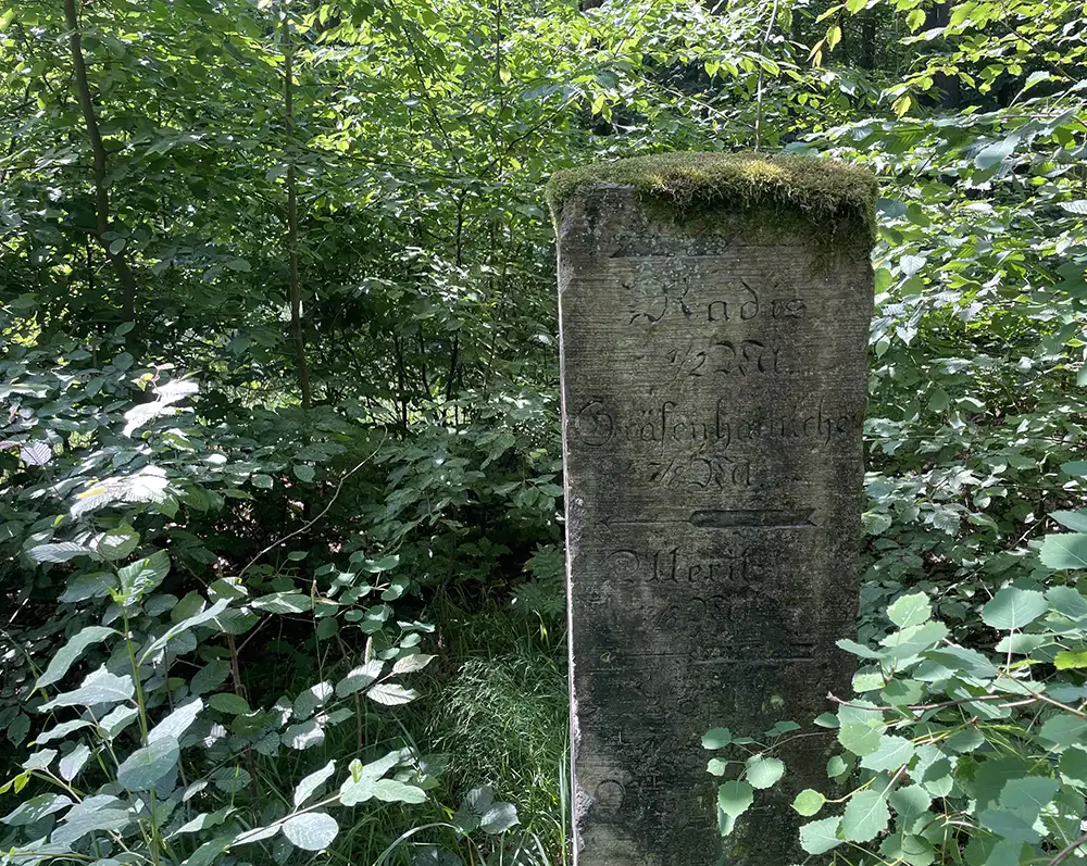 Historischer Stein-Wegweiser nach Radis mit alter Inschrift