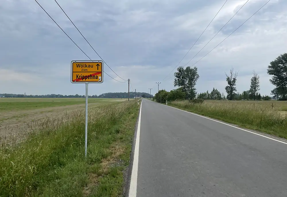 Landstraße mit Ortsausgangsschild Krippehna, noch 2 km bis Wölkau