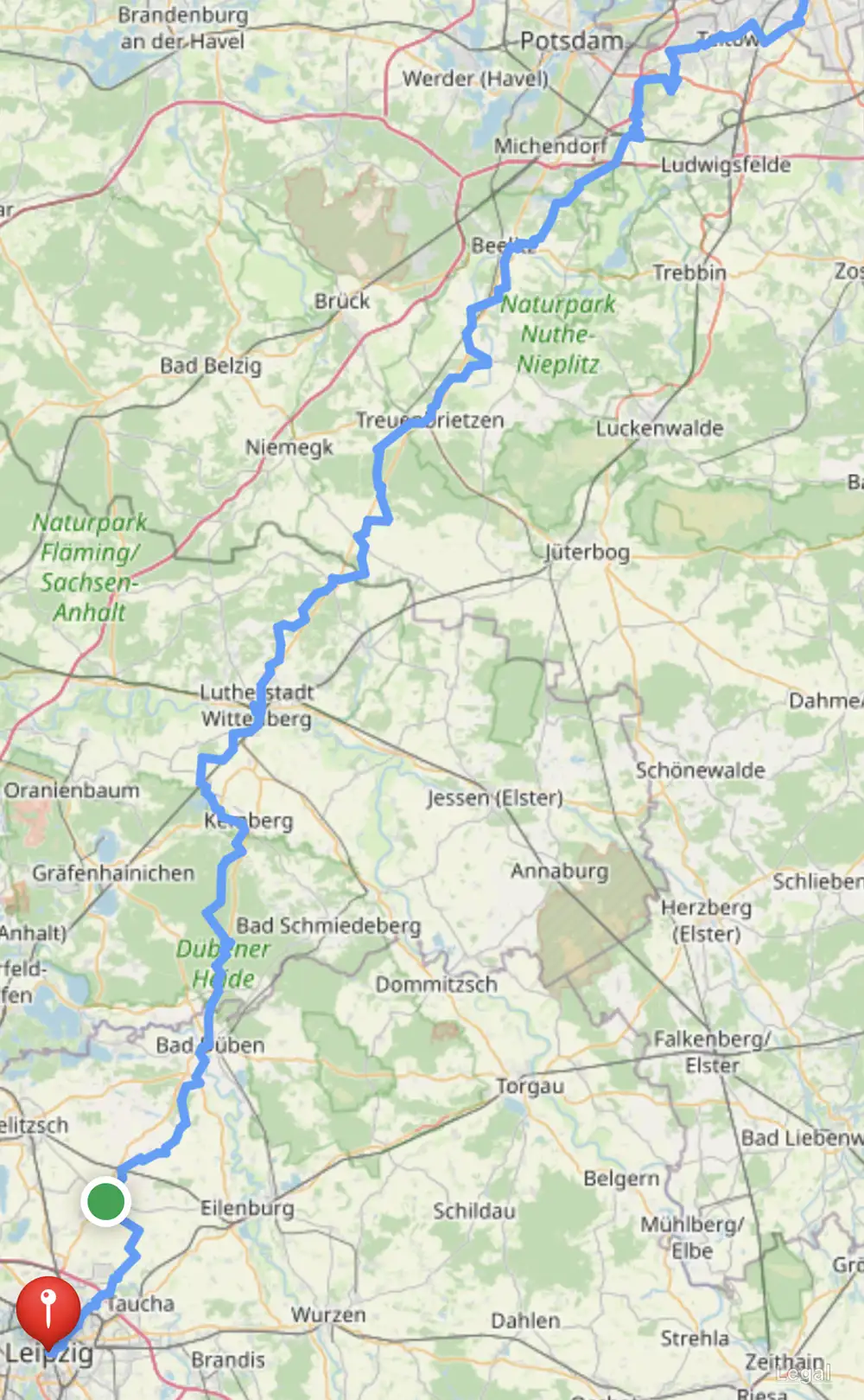 Route des Jakobswegs von Berlin nach Leipzig, blau eingezeichnet auf einer Karte, ein grüner aktueller Standort-Ortungs-Punkt kurz vor Leipzig