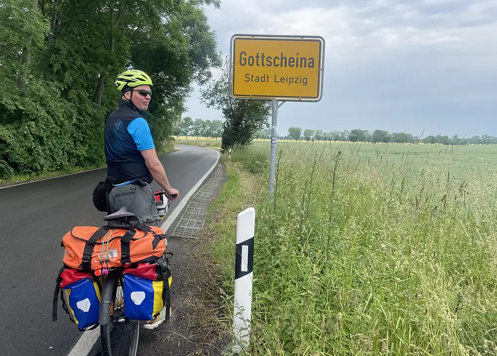 Fahrrad-Begleiter vor dem Ortsschild Gottscheina, Stadt Leipzig