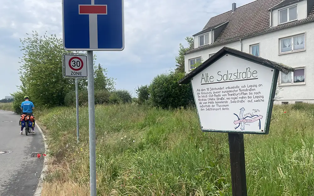 Handbeschriebenes Schild „Alte Salzstraße“