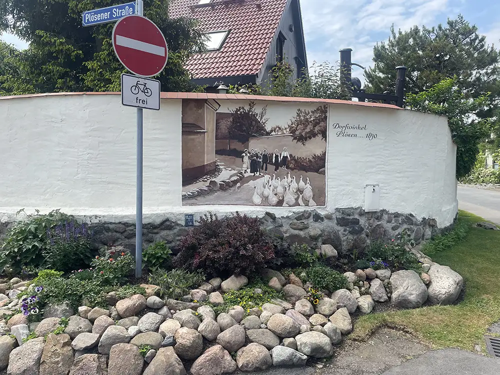 Weißgestrichene Mauer mit aufgemalter historischer Illustration und Beschriftung Dorfwinkel Plösen 1890
