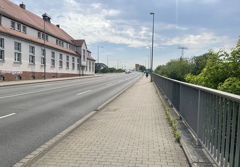 Lange Straße zur Brandenburger Brücke hinauf