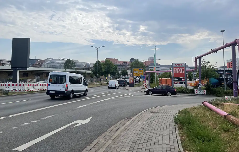 Mehrspurige Autostraße hinunter in die Leipziger Innenstadt