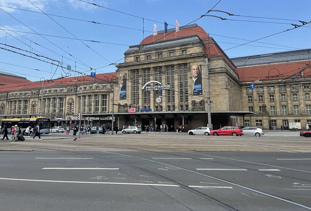 Fassade des Leipziger Hautbahnhofs mit Bannern zu einem Bach-Event