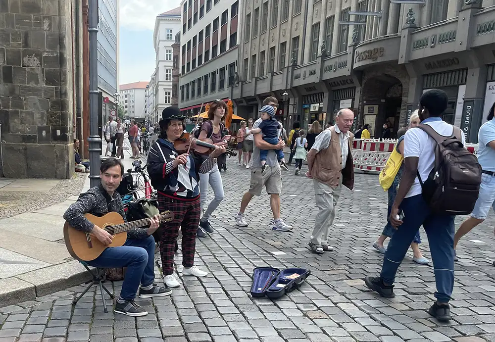 Straßenmusiker mit Gitarre und Geige an der Nikolaikirche