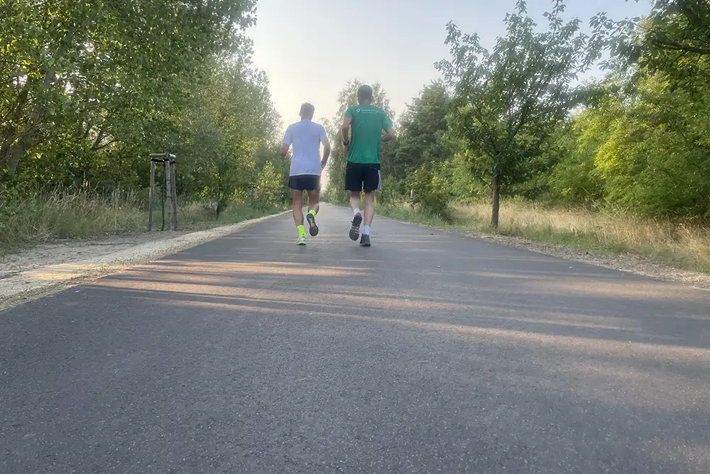 Zwei Läufer auf dem frisch asphaltierten Mauerweg