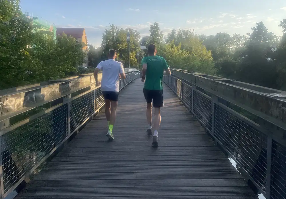 Zwei Läufer auf einem Steg über den Teltowkanal