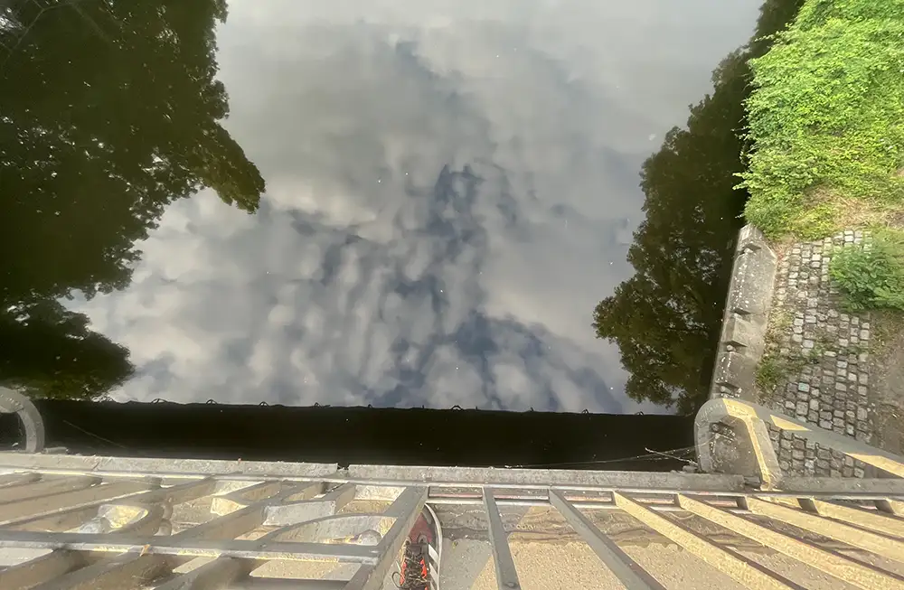 Spiegelung der Wolken im Kanal