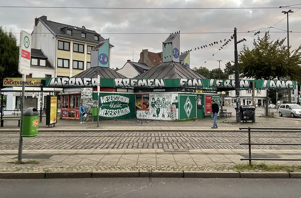 Kioske an der Straßenbahn-Haltestelle mit Graffiti-Beschriftung „Werder Bremen ein Leben lang“