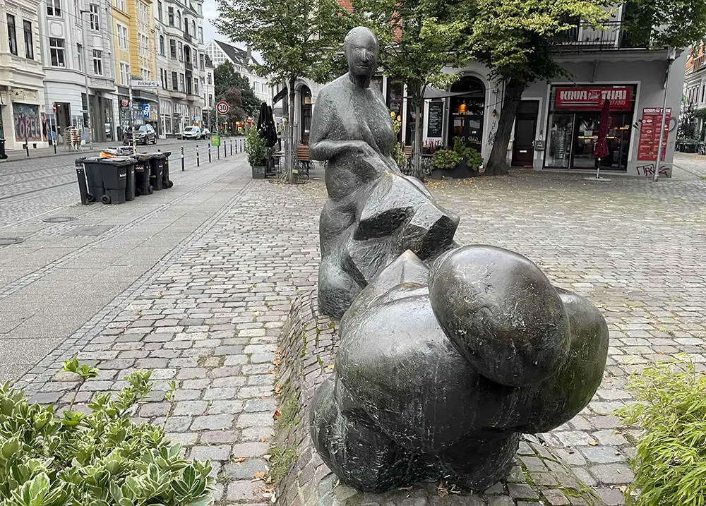 Bronze-Skulptur im Fußgängerbereich
