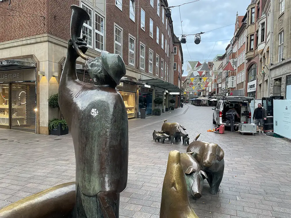 Skulpturengruppe Schweinehirt mit Schweinen am Eingang der Sögestraße in Bremen