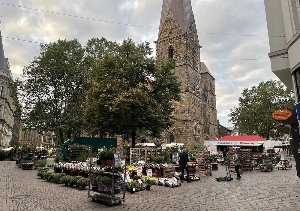 Kirchhof Unser Lieben Frauen mit Blumenmarkt