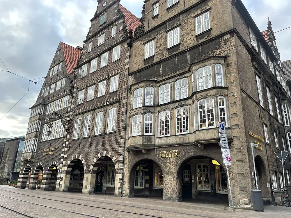 Historische Gebäude mit Bogengang