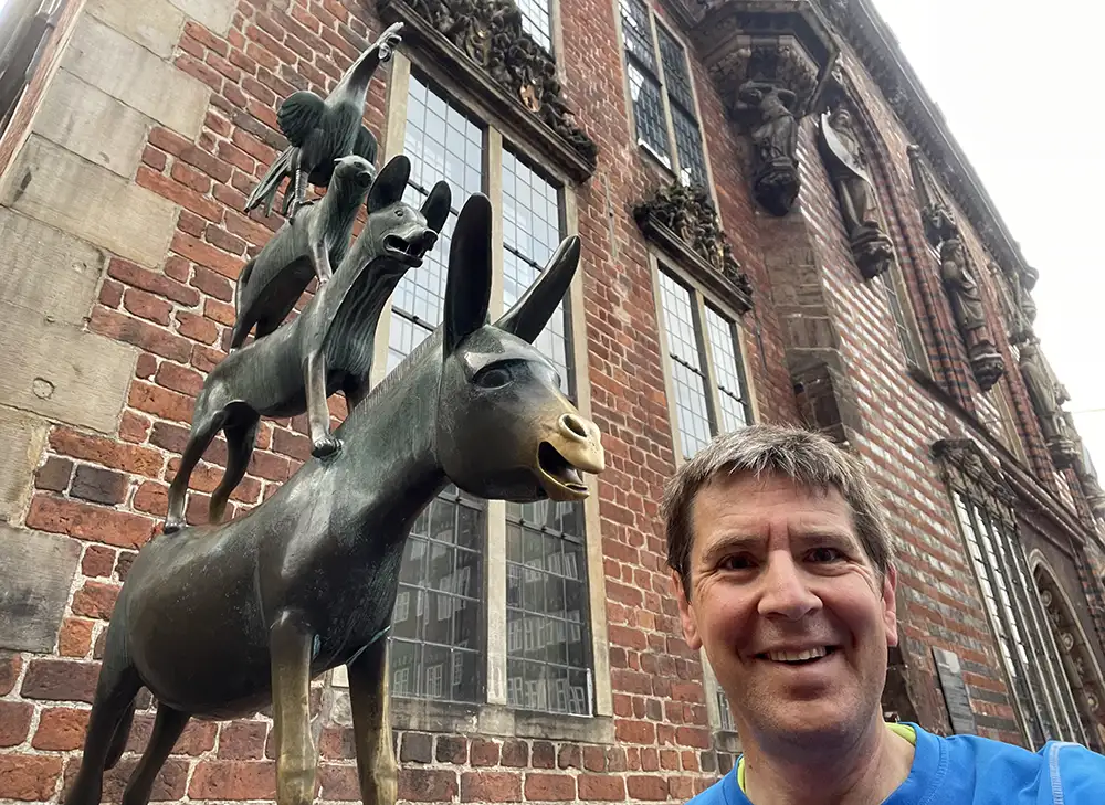 Läufer-Porträt mit der Skulptur der Bremer Stadtmusikanten