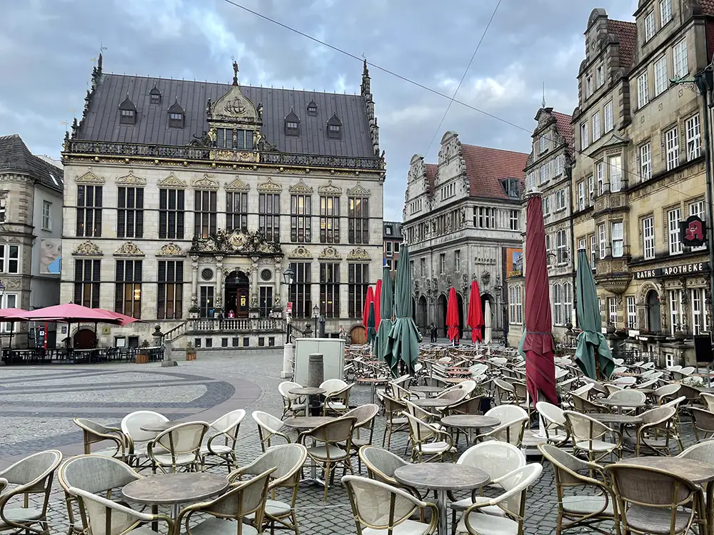 Bremer Marktplatz mit dem Schütting, im Vordergrund Stühle und Tische der Gastronomie