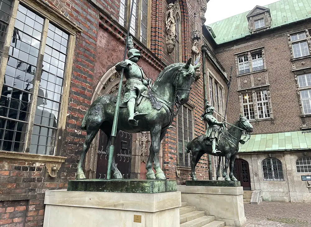 Reiter-Skulpturen am Nebeneingang zum Bremer Rathaus