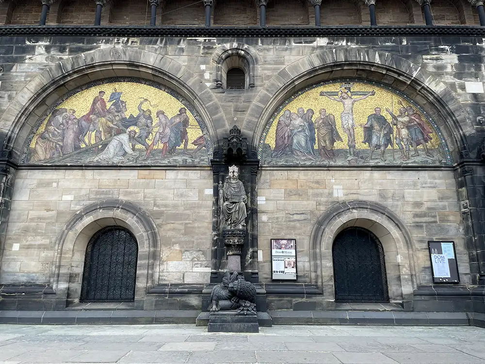 Religiöse goldverzierte Mosaiken in den Bögen des Bremer Doms