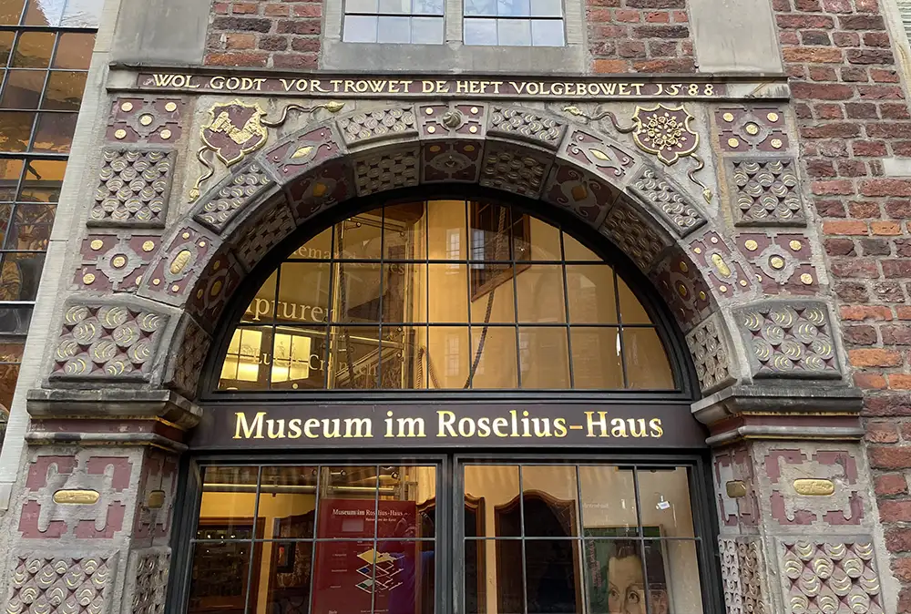 Eingang zum Museum im Roselius-Haus mit prächtigem historischen Steinbogen