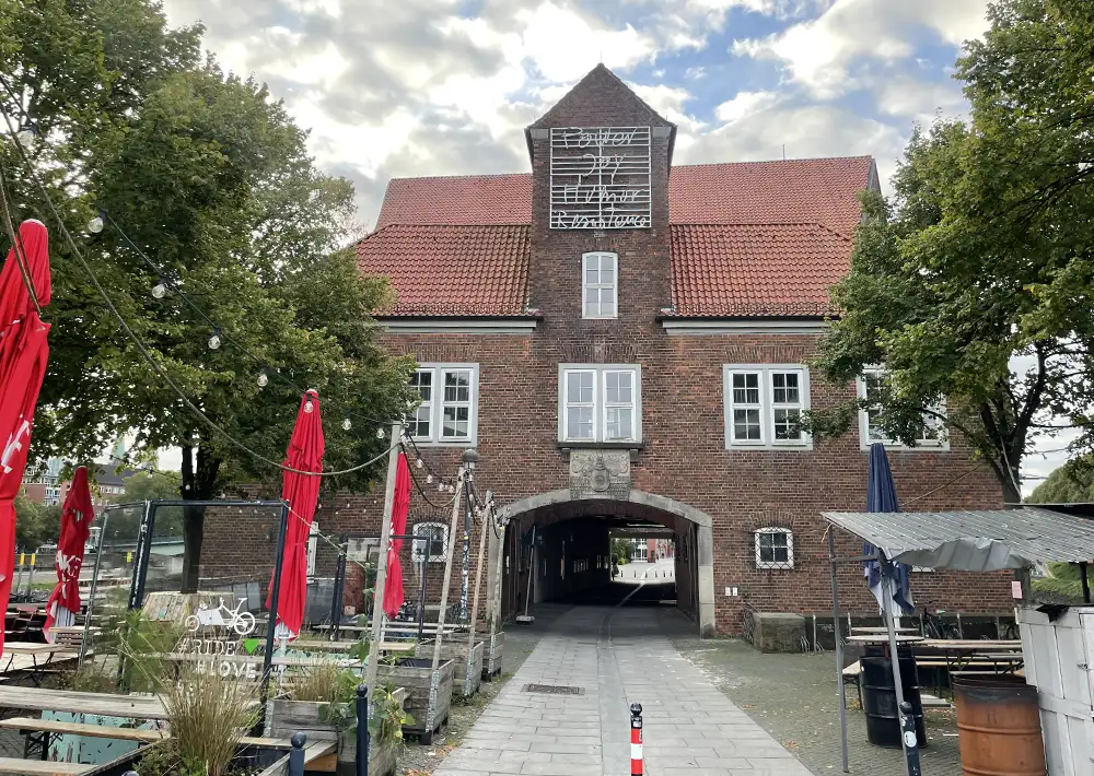 Eingang zum Teerhof und zum Museum Weserburg