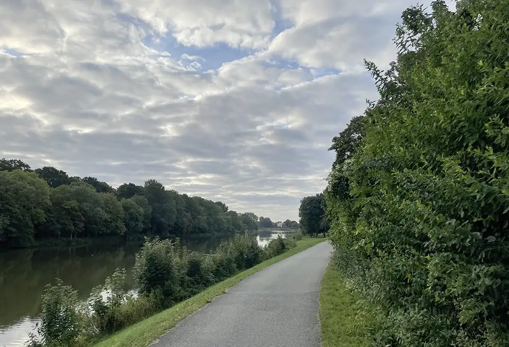 Asphaltierter Fuß- und Radweg an der Kleinen Weser