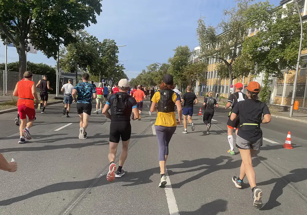 Läuferinnen und Läufer auf breiter Straße