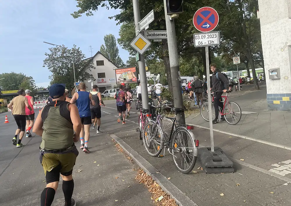 Läufer biegen in Seitenstraße ab