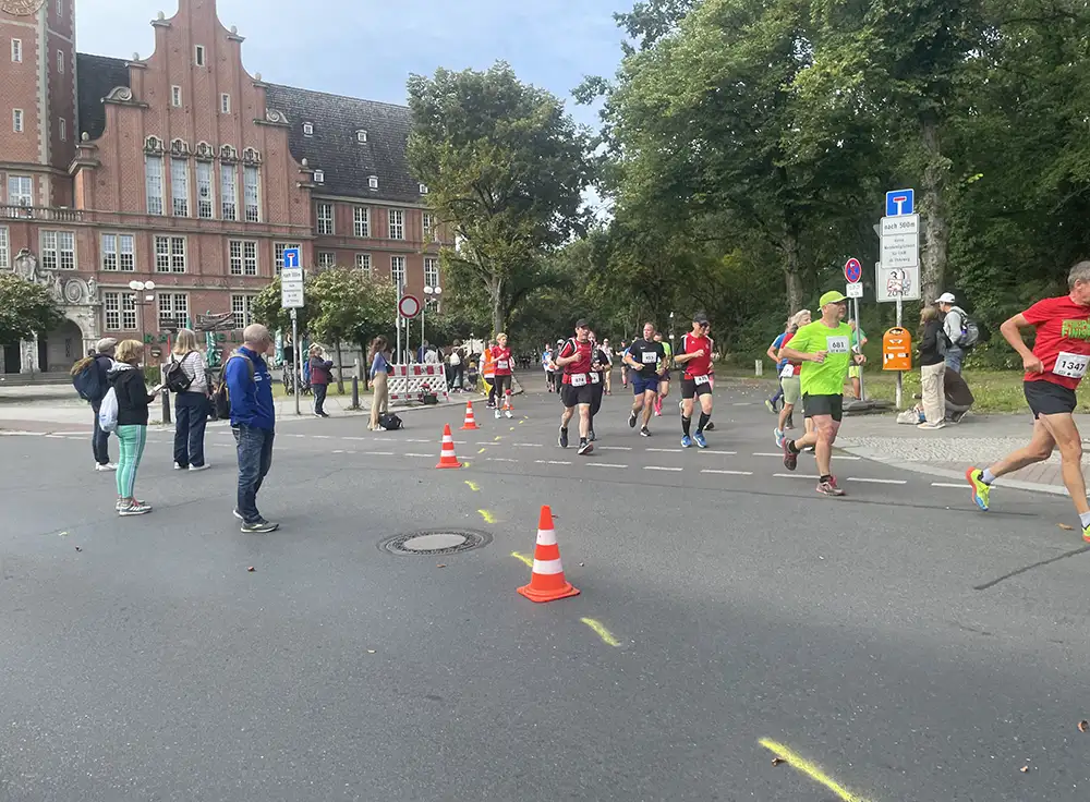 Blick auf die nach einem kommenden Läufer, im Hintergrund das Rathaus Reinickendorf