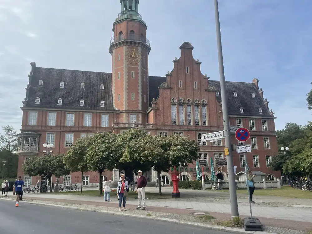 Imposante Backsteinfassade des Rathaus‘ Reinickendorf mit Giebel und Uhrenturm