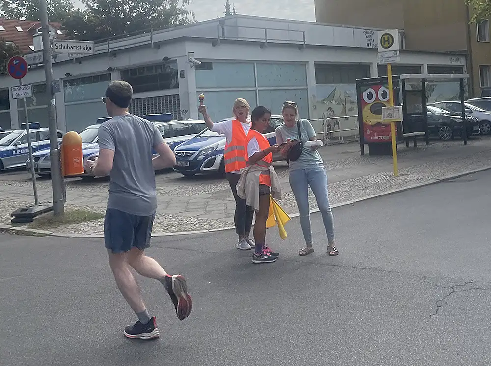 Drei Frauen aus dem Helfer:innen-Team am Straßenrand