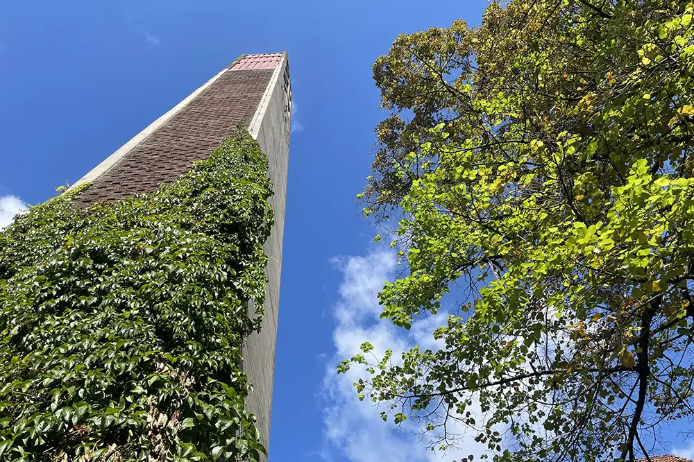 Steil aufragender Beton-Turm einer Kirchengemeinde