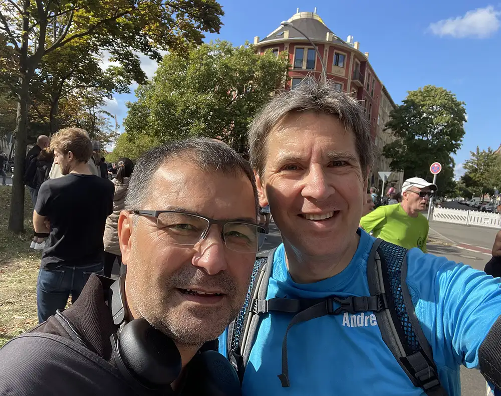 Doppel-Selfie mit Marathon-Läufer im Hintergrund