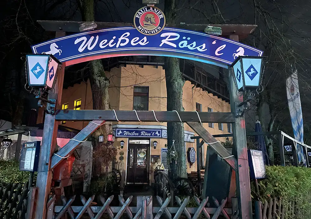 Eingang zum Restaurant Weißes Rössl mit torbogen in blau mit weißer Schrift