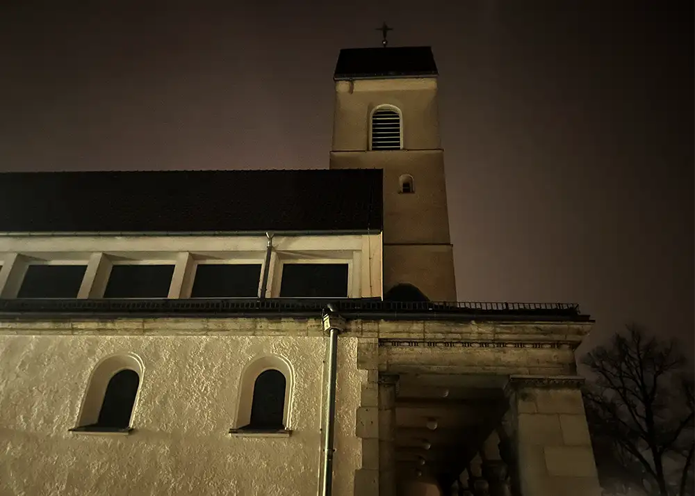 Kirche Mater Dolorosa vor dem noch dunklen Morgenhimmel