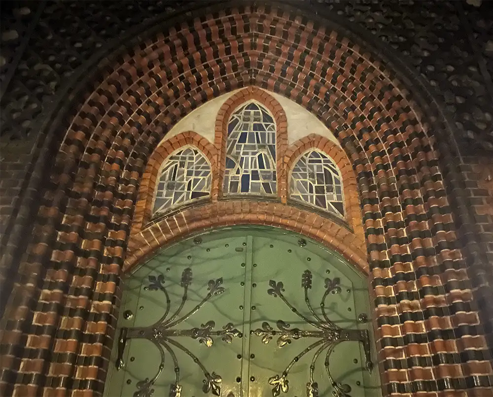 Eingangsportal der Petruskirche