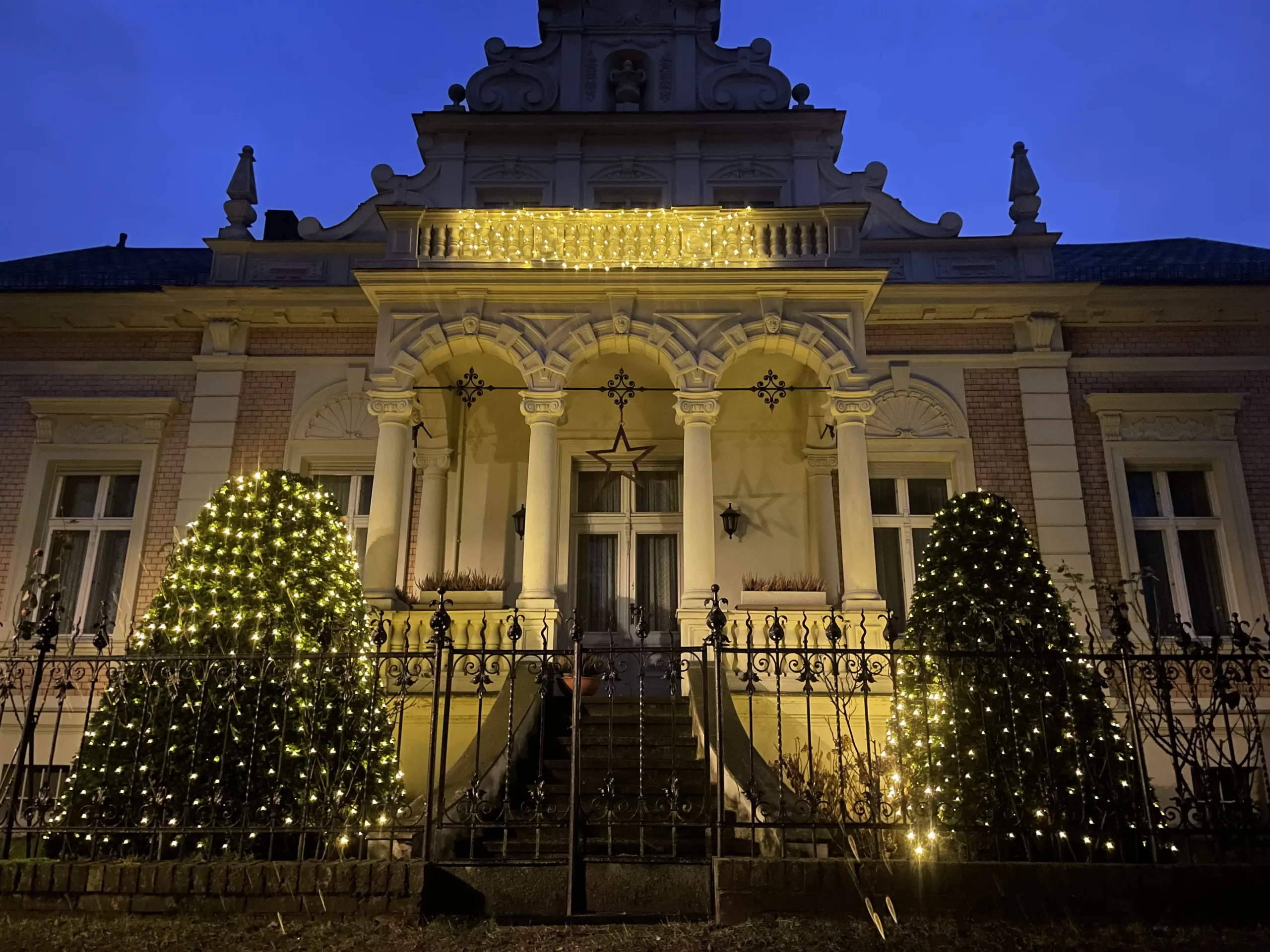 Weihnachtlich beleuchtetes altes Herrenhaus