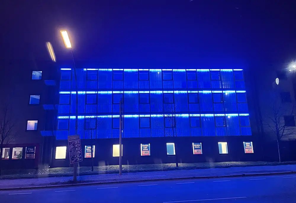 Blau leuchtendes Gewerbegebäude in Mariendorf