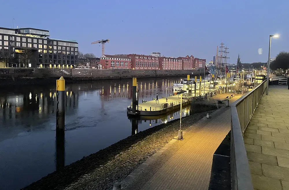 Blick auf die Bremer Promenade Schlachte an der Weser im Morgengrauen