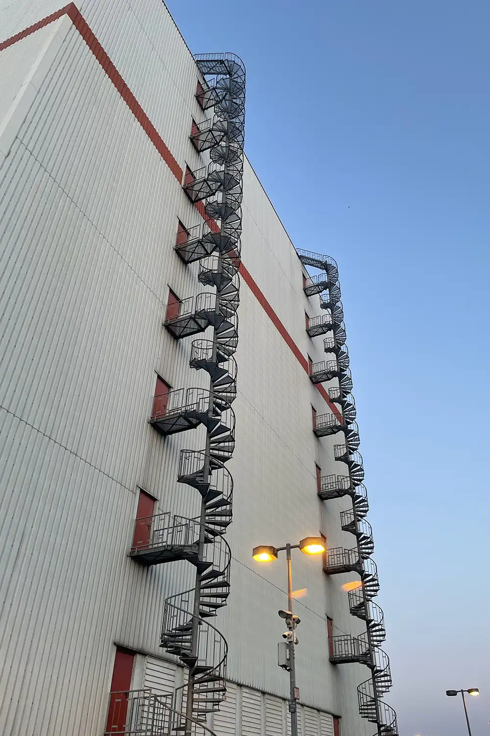 Metall-Wendeltreppen an einem hohen Lager-Gebäude