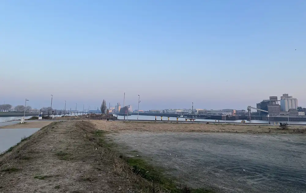 Brachland am Ende der Überseepromenade mit Blick auf das Wendebecken der Weser