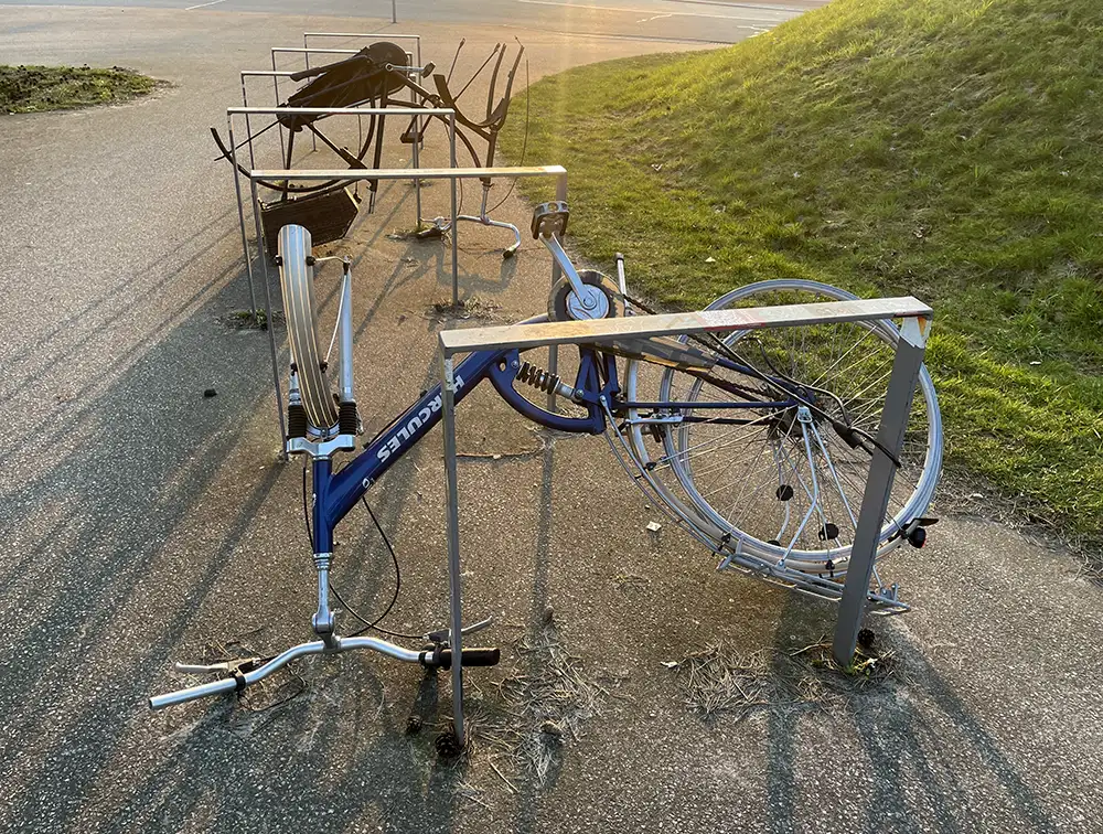 Demolierte Fahrräder an einem Fahrradständer