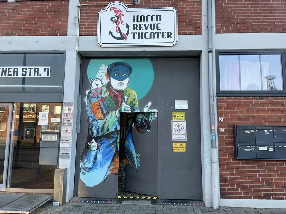 Eingang Hafen Revue Theater mit bunter Illustration eines Mannes