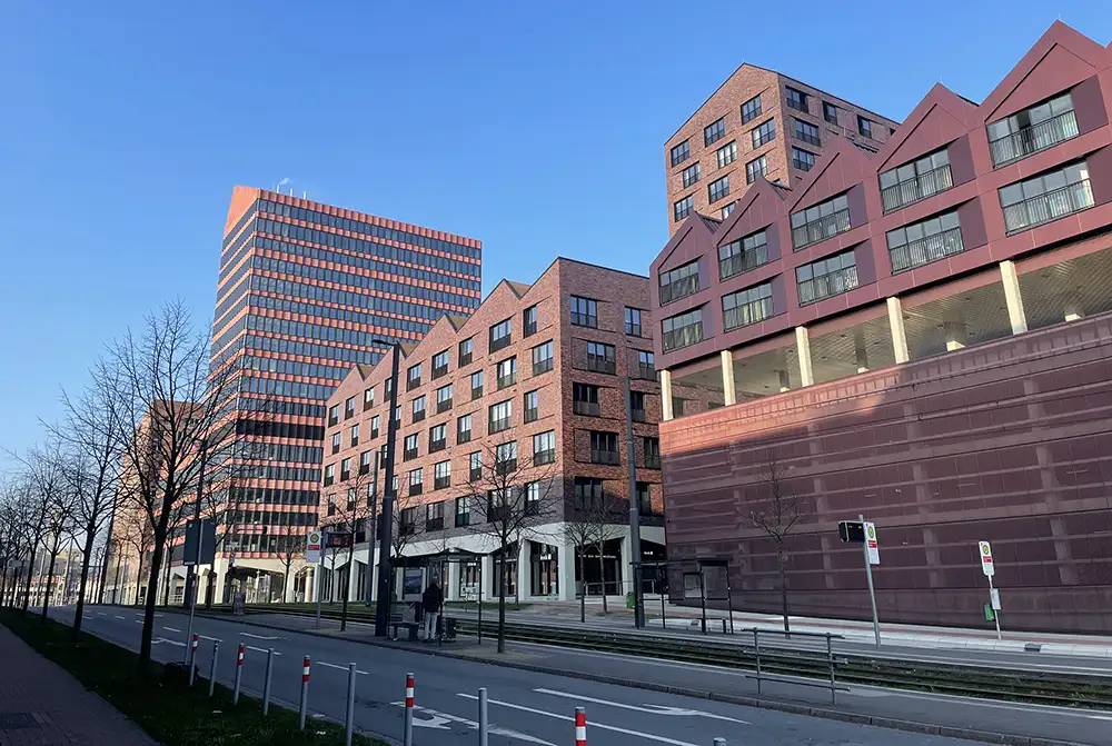 Neue große Bürogebäude in Backsteinoptik in der Überseestadt