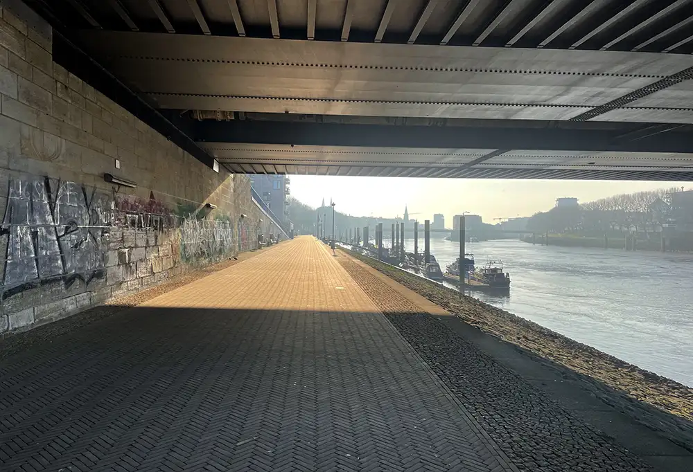 Blick unter der Eisenbahnbrücke hindurch auf die Promenade Schlachte
