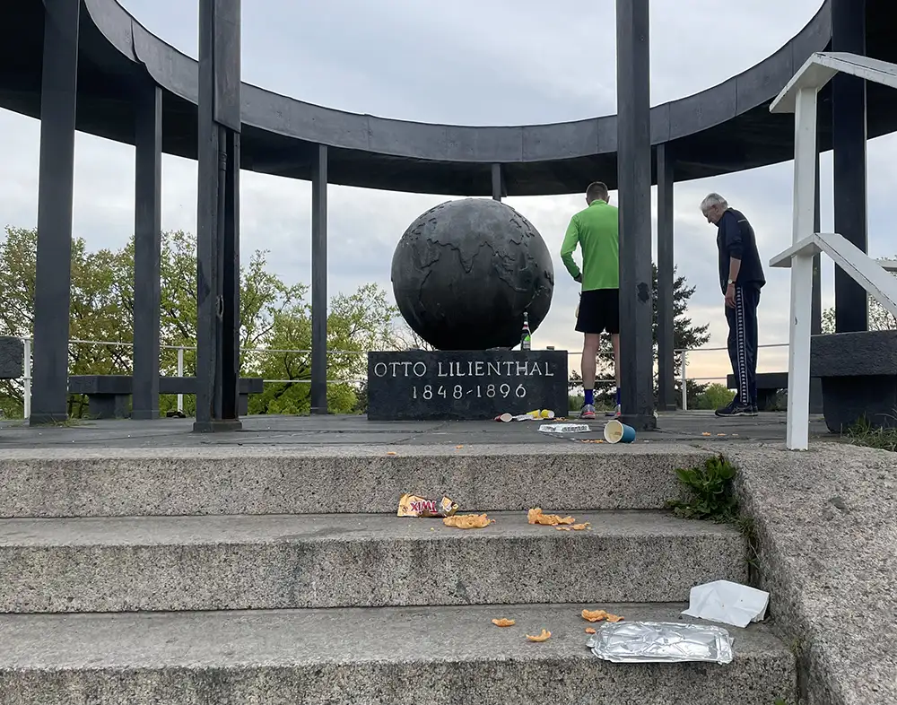 Läufer auf dem Lilienthal-Denkmal staunen über Müll, der überall dort oben verteilt liegt: ausgeleerte Chips, Plastikverpackungen, Pappbecher, Aluschalen, etc.