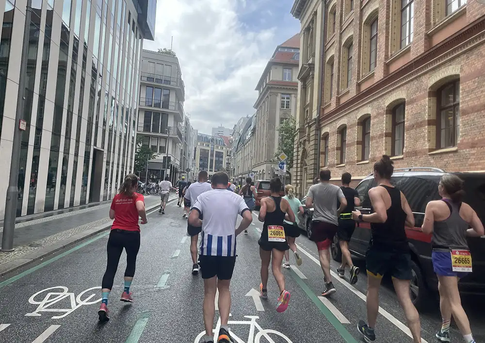 Läuferinnen und Läufer auf einer engen Fahrradstraße